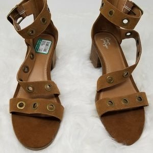 ** NEW ** Crowne Vintage Sandal Heel